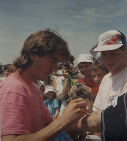 Jean-Michel Bayle signe des autographes lors de ce grand-prix de France